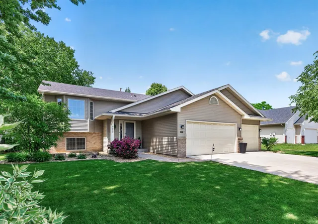 Homes for sale in Woodbury, MN | 9850 Wynstone Dr, Woodbury, MN 55125 | MLS# 7084930