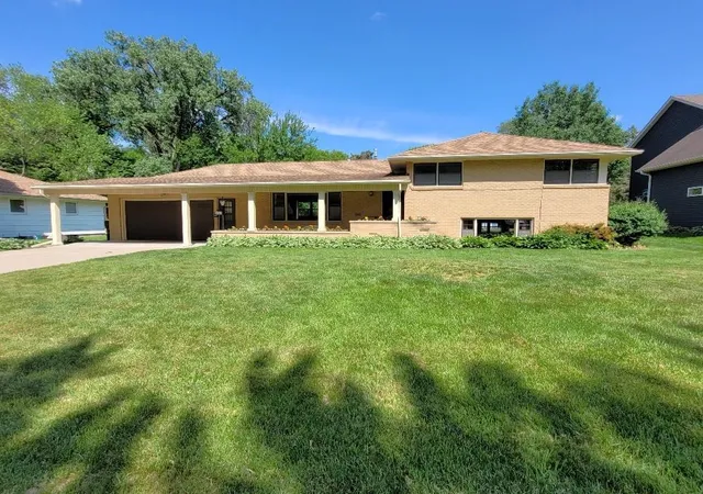 1st image of 3511 Roosevelt St Ne, Saint Anthony, MN 55418 | MLS# 7085033