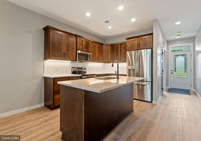 Photo 2 of Townhouse for sale at 406 Kottke Ct Se, Hutchinson, MN 55350 | MLS# 7085103 | Listing updated on 2026-08-27