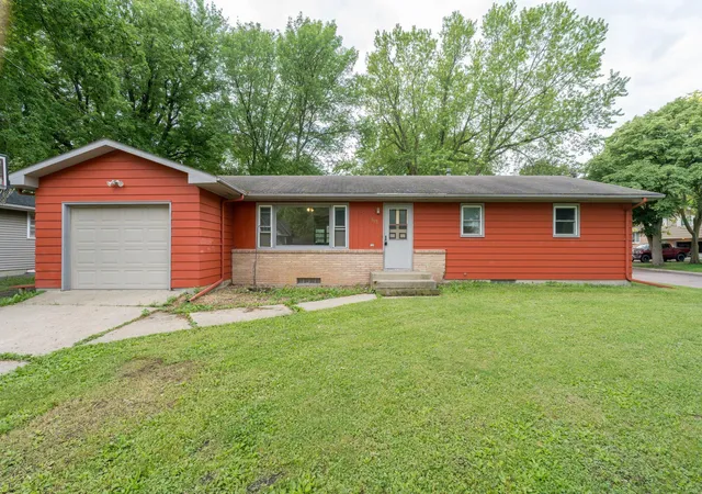 Homes for sale in Le Center, MN | 395 W Minnesota St, Le Center, MN 56057 | MLS# 7085158