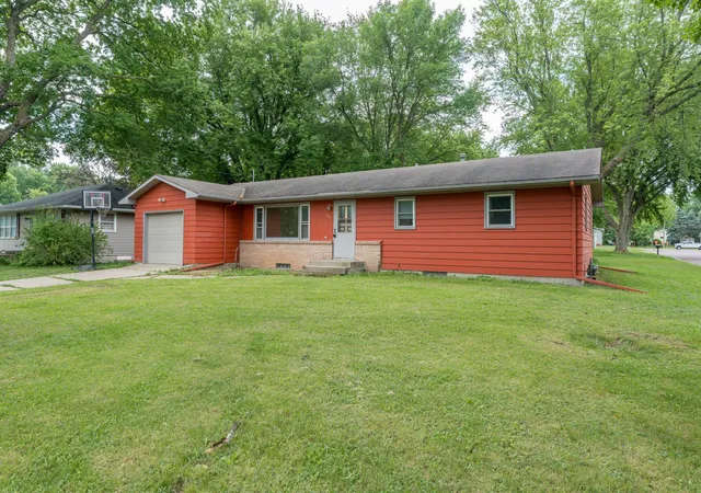 Homes for sale in Le Center, MN | 395 W Minnesota St, Le Center, MN 56057 | MLS# 7085158