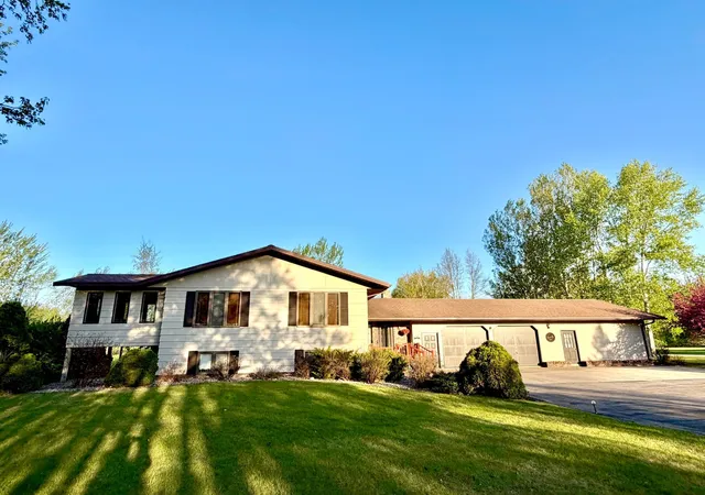Homes for sale in Roseau, MN | 101 17th Ave Ne, Roseau, MN 56751 | MLS# 7085216