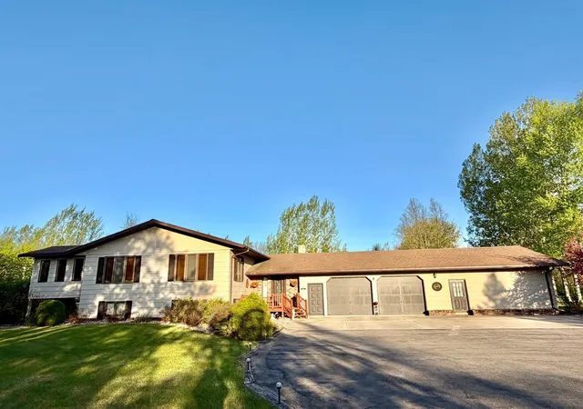 Homes for sale in Roseau, MN | 101 17th Ave Ne, Roseau, MN 56751 | MLS# 7085216