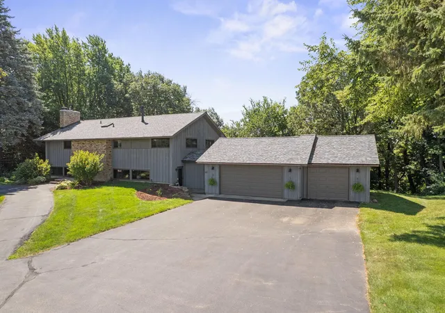 Photo 3 of Single family home for sale at 565 Lakota Ln, Chaska, MN 55318 | MLS# 7085707 | Listing updated on 2026-08-19