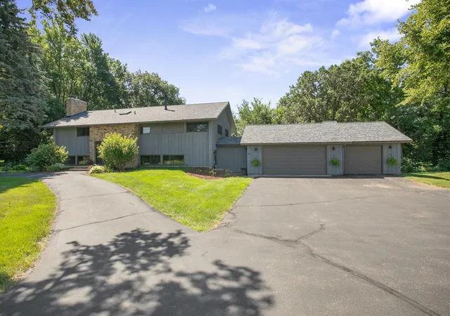 Photo 3 of Single family home for sale at 565 Lakota Ln, Chaska, MN 55318 | MLS# 7085707 | Listing updated on 2026-09-22