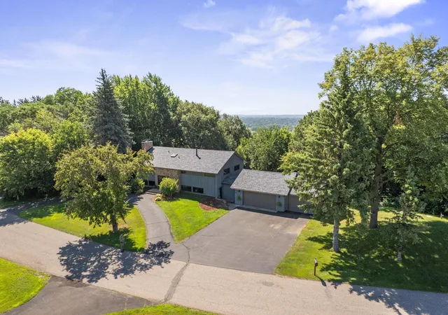 Photo 4 of Single family home for sale at 565 Lakota Ln, Chaska, MN 55318 | MLS# 7085707 | Listing updated on 2026-09-22