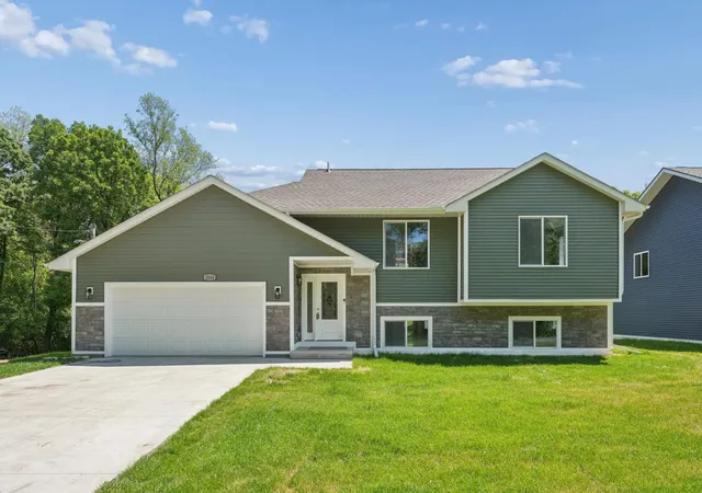 Homes for sale in Maplewood, MN | 1886 Desoto St N, Maplewood, MN 55117 | MLS# 7085813