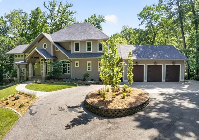 Photo 1 of Mansion for sale at 4400 Ettenmoor Ln Sw, Rochester, MN 55902 | MLS# 7086130 | Listing updated on 2026-08-03