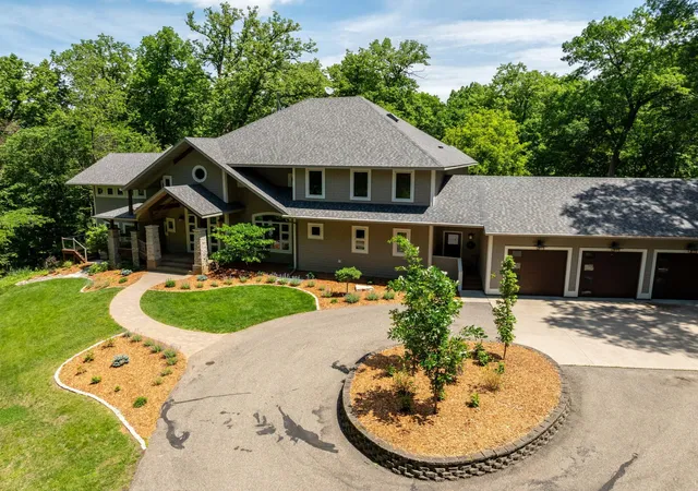 Photo 3 of Mansion for sale at 4400 Ettenmoor Ln Sw, Rochester, MN 55902 | MLS# 7086130 | Listing updated on 2026-08-03