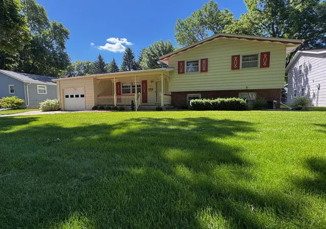 1st image of 906 Birch St, Marshall, MN 56258 | MLS# 7086166