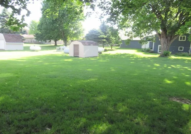 3rd image of 513 S Elizabeth Ave, Hills, MN 56138 | MLS# 7086225