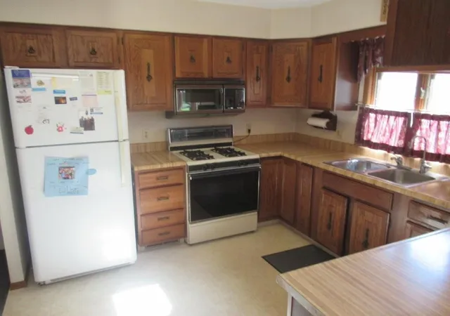 4th image of 513 S Elizabeth Ave, Hills, MN 56138 | MLS# 7086225