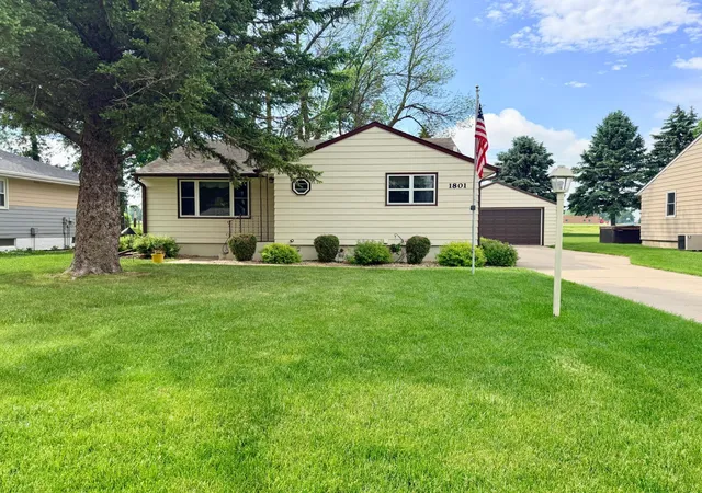 Photo 1 of Single family home for sale at 1801 S Shore Dr, Worthington, MN 56187 | MLS# 7086275 | Listing updated on 2026-10-06