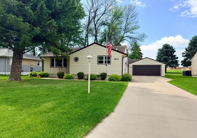 Photo 3 of Single family home for sale at 1801 S Shore Dr, Worthington, MN 56187 | MLS# 7086275 | Listing updated on 2026-10-06