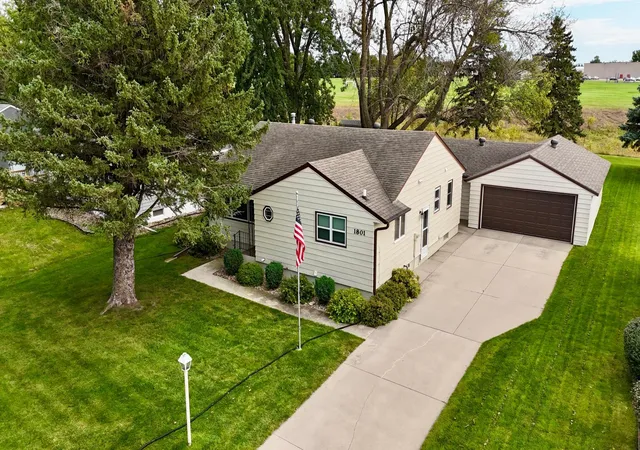 Photo 41 of Single family home for sale at 1801 S Shore Dr, Worthington, MN 56187 | MLS# 7086275 | Listing updated on 2026-10-06