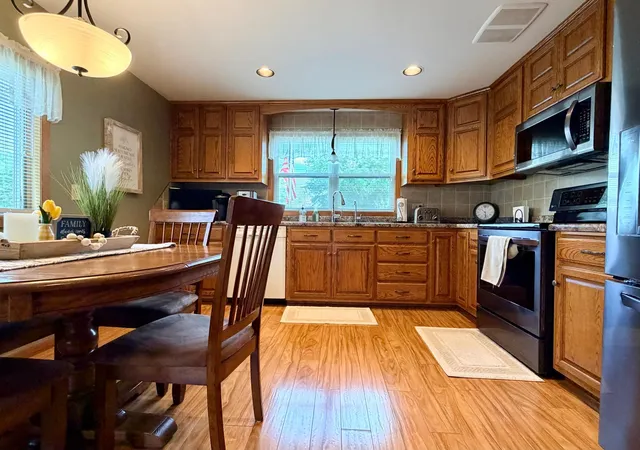 Photo 4 of Single family home for sale at 1801 S Shore Dr, Worthington, MN 56187 | MLS# 7086275 | Listing updated on 2026-10-06