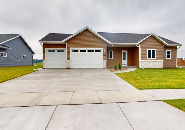 Homes for sale in Holmen, WI | 1222 Leo Dr, Holmen, WI 54636 | MLS# 7086354