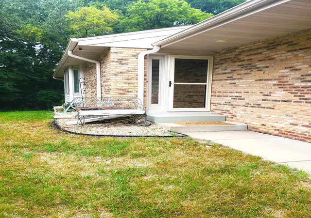 Photo 2 of Single family home for sale at 4504 Laramie Trl, Minnetonka, MN 55345 | MLS# 7086427 | Listing updated on 2026-08-17