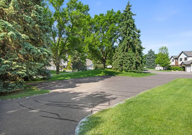 Homes for sale in Vadnais Heights, MN | 975 Heritage Court, Vadnais Heights, MN 55127 | Houzeo