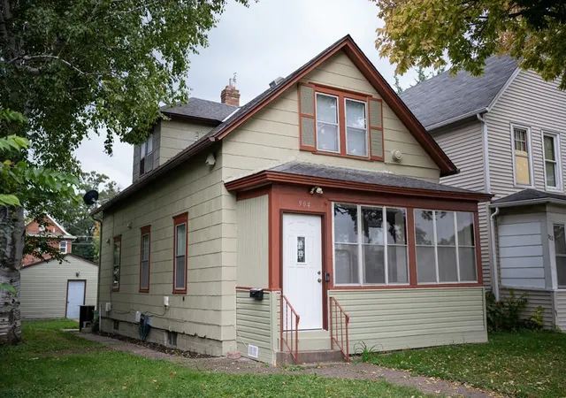 2nd image of 904 Jessamine Ave E, Saint Paul, MN 55106 | MLS# 7086478