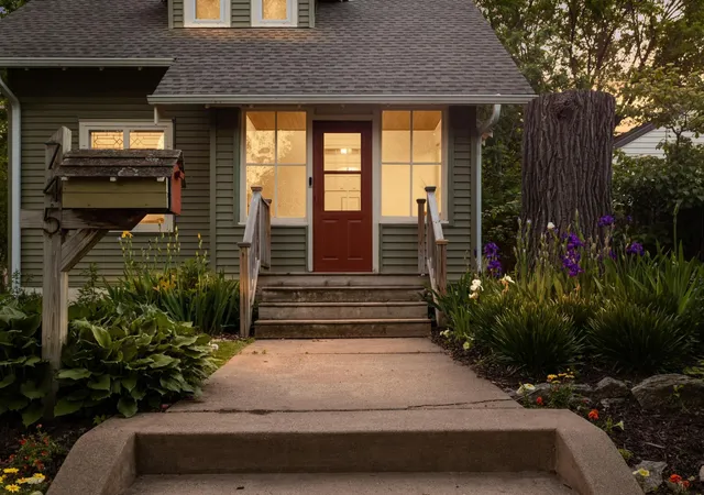 3rd image of 745 Aldine St, Saint Paul, MN 55104 | MLS# 7086711