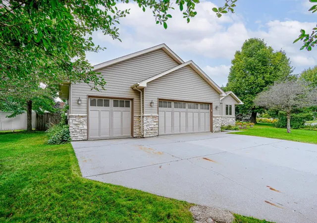Homes for sale in Maplewood, MN | 915 Ferndale St S, Maplewood, MN 55119 | MLS# 7086877