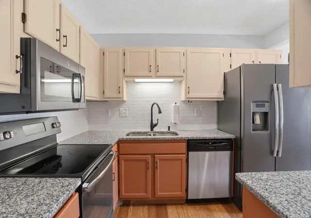 Photo 4 of Single family home for sale at 2455 Crestwood Dr, Saint Paul, MN 55109 | MLS# 7087068 | Listing updated on 2026-08-20