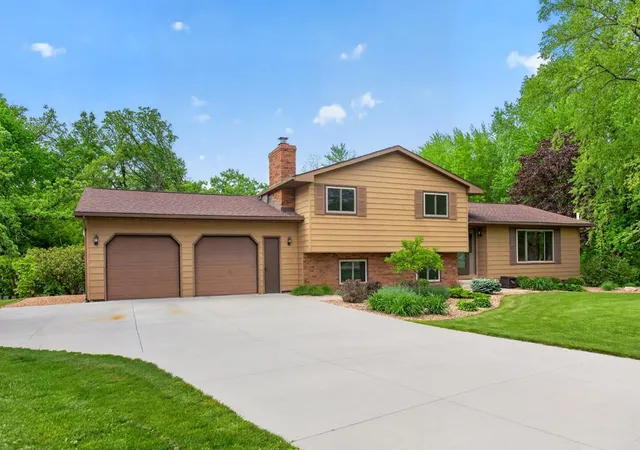Photo 4 of Single family home for sale at 5633 Saint Mary Dr NW, Rochester, MN 55901 | MLS# 7087165 | Listing updated on 2026-08-12