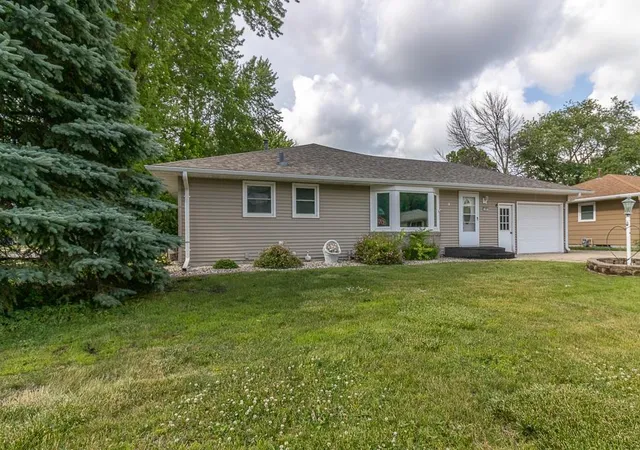 Homes for sale in Mankato, MN | 100 Meadow Ln, Mankato, MN 56001 | MLS# 7087211