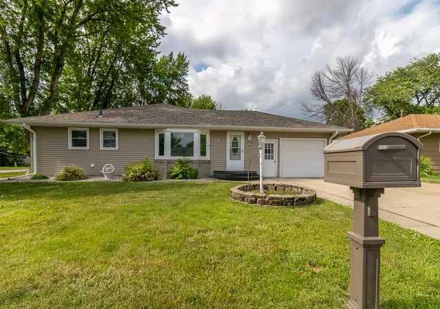 Homes for sale in Mankato, MN | 100 Meadow Ln, Mankato, MN 56001 | MLS# 7087211