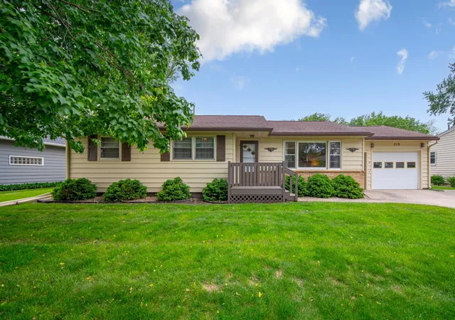 Homes for sale in Mankato, MN | 219 Floral Ave, Mankato, MN 56001 | MLS# 7087266