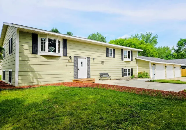Homes for sale in New London, MN | 206 Pine St Sw, New London, MN 56273 | MLS# 7087273