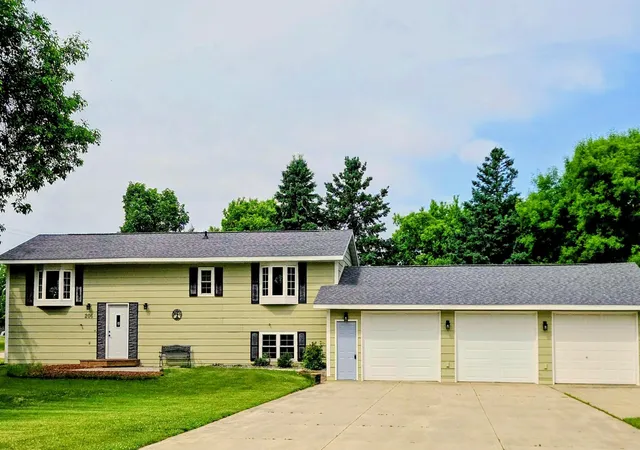 Homes for sale in New London, MN | 206 Pine St Sw, New London, MN 56273 | MLS# 7087273