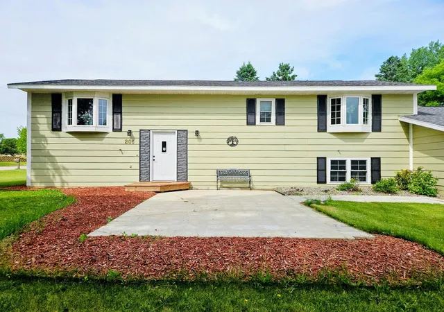Homes for sale in New London, MN | 206 Pine St Sw, New London, MN 56273 | MLS# 7087273