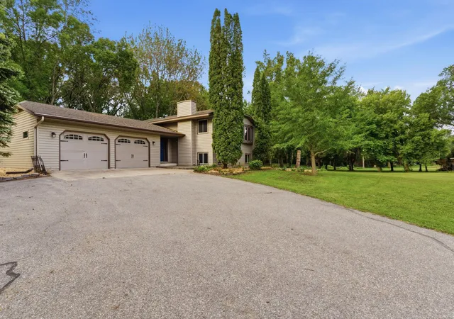Photo 2 of Single family home for sale at 1309 Horseshoe Dr, Willmar, MN 56201 | MLS# 7087370 | Listing updated on 2026-10-22