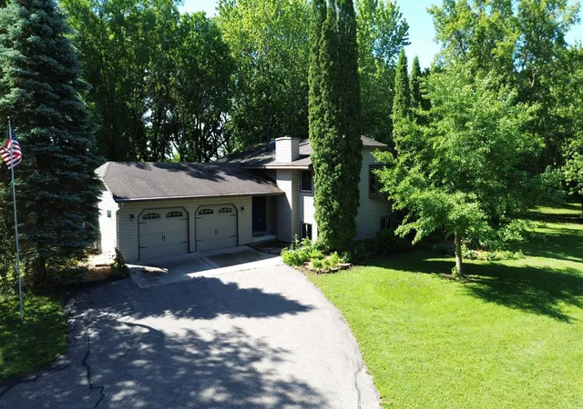 Photo 2 of Single family home for sale at 1309 Horseshoe Dr, Willmar, MN 56201 | MLS# 7087370 | Listing updated on 2026-10-08