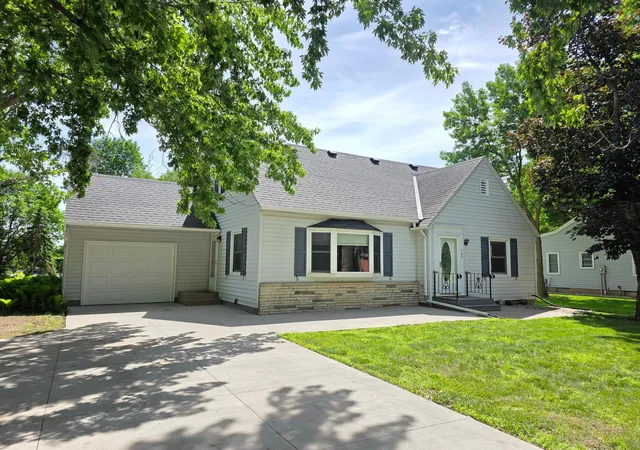 Photo 1 of Single family home for sale at 723 S 4th Street, Le Sueur, MN 56058 | MLS# 7087547 | Listing updated on 2026-08-26