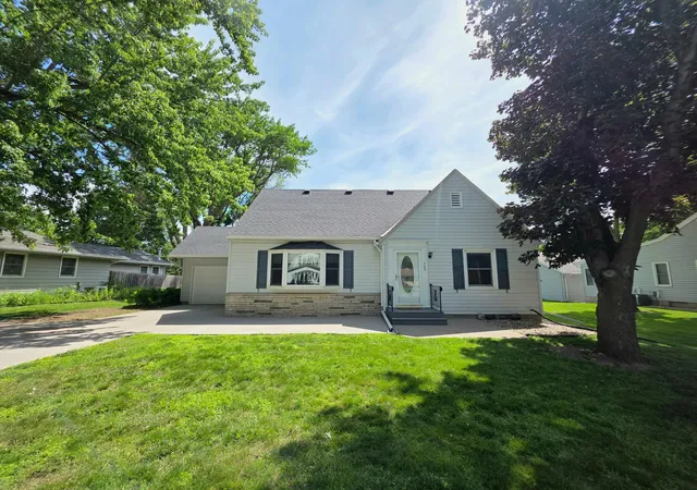 Photo 2 of Single family home for sale at 723 S 4th Street, Le Sueur, MN 56058 | MLS# 7087547 | Listing updated on 2026-08-26