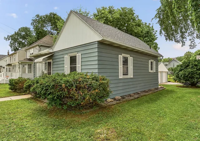 Photo 3 of Sale Pending at 32 10th Street Nw, Rochester, MN 55901 | MLS# 7087548 | Listing updated on 2026-09-24