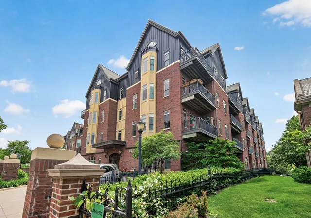 Listing Photo 4 - Condo for sale in building located at 301 Clifton Ave, Minneapolis, MN 55403 - Unit #1A