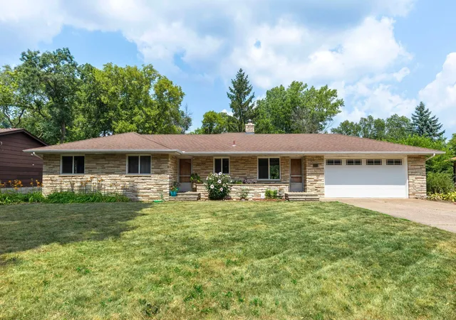 Photo 24 of Sale Pending at 408 Woodland Dr, Burnsville, MN 55337 | MLS# 7087614 | Listing updated on 2026-08-10