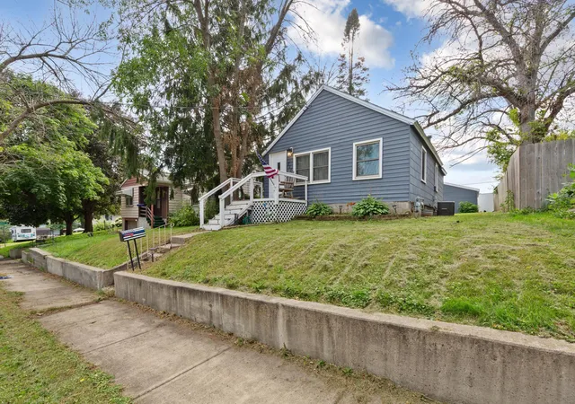 Photo 3 of Single family home for sale at 711 Saint Thomas Ave, Albert Lea, MN 56007 | MLS# 7087711 | Listing updated on 2026-09-01