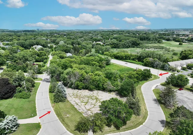 2nd image of 13901 St Andrews Dr, Eden Prairie, MN 55346 | MLS# 7087970