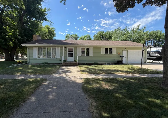 Photo 1 of Single family home for sale at 401 W Crawford St, Luverne, MN 56156 | MLS# 7088081 | Listing updated on 2026-08-27
