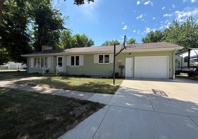 Photo 2 of Single family home for sale at 401 W Crawford St, Luverne, MN 56156 | MLS# 7088081 | Listing updated on 2026-08-27