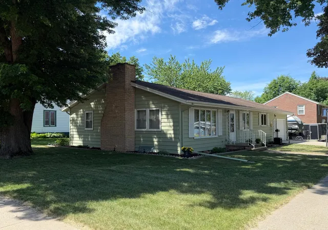 Photo 3 of Single family home for sale at 401 W Crawford St, Luverne, MN 56156 | MLS# 7088081 | Listing updated on 2026-08-27