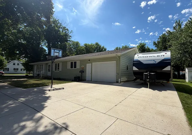 Photo 4 of Single family home for sale at 401 W Crawford St, Luverne, MN 56156 | MLS# 7088081 | Listing updated on 2026-08-27