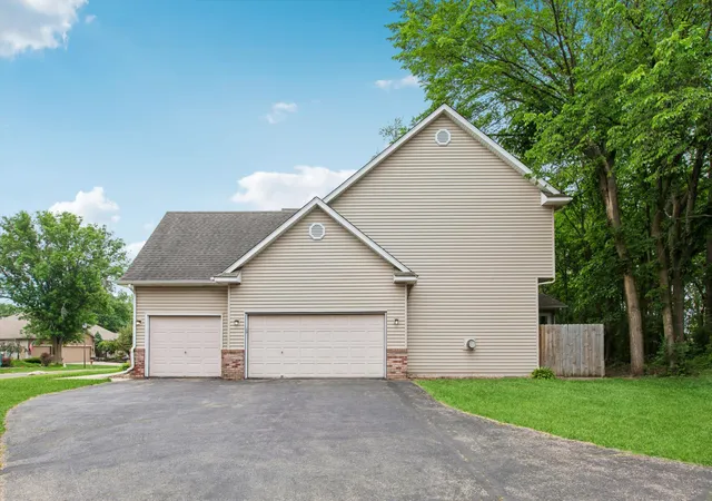 Photo 3 of Single family home for sale at 17123 Jonathan Ct, Lakeville, MN 55044 | MLS# 7088100 | Listing updated on 2026-09-23