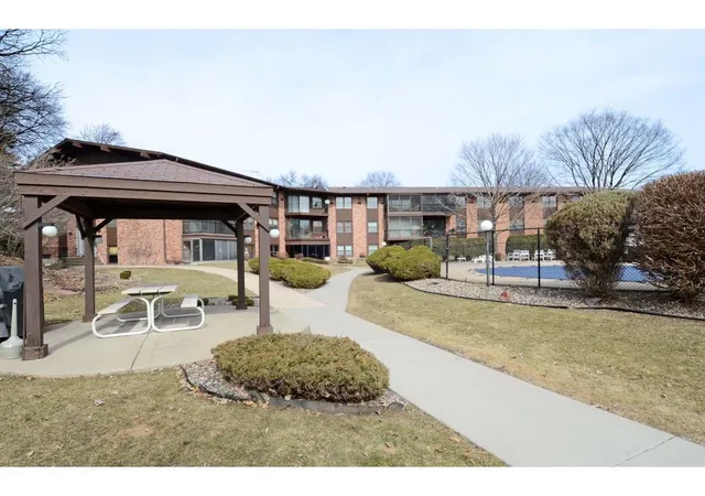 Homes for sale in Minnetonka, MN | 10113 34th Street, Minnetonka, MN 55305 | Houzeo