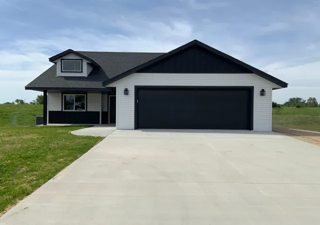 Photo 1 of Single family home for sale at 7 Cottonwood Lake Blvd, Windom, MN 56101 | MLS# 7088194 | Listing updated on 2026-08-31
